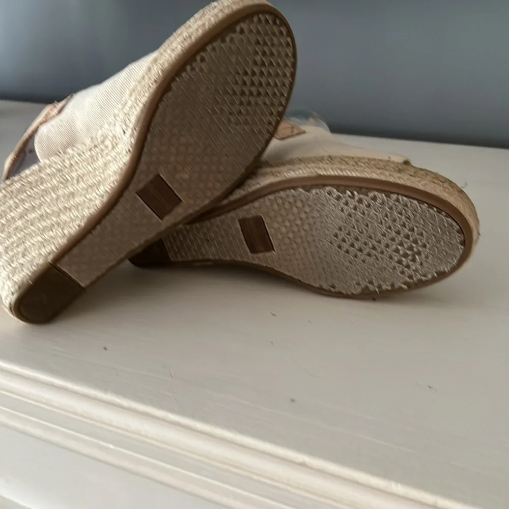 Tom’s Beige Canvas Tan Buckle Strap Raffia Platform Wedge Peep Toe Sandals 8.5